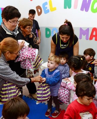 Abuelos de San Fernando regalaron juguetes que ellos mismos confeccionaron