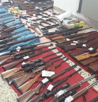Secuestran 60 armas de guerra en casa de ex funcionario de Jesús Cariglino