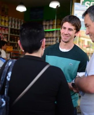 Comerciantes de la avenida Avellaneda celebran la renovación del Centro Comercial