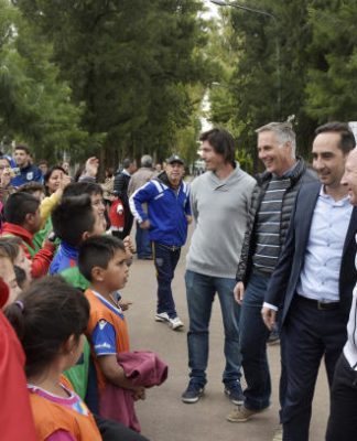Tagliaferro y Mac Allister inauguraron un playón multideportivo en el Gorki Grana