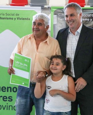 El Gobierno de Morón entregó escrituras a más de 100 vecinos