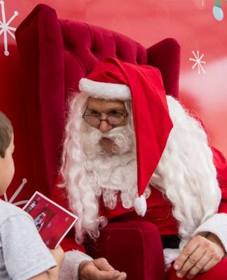 Más de 3.000 vecinos de Morón se sacaron una foto con Papá Noel