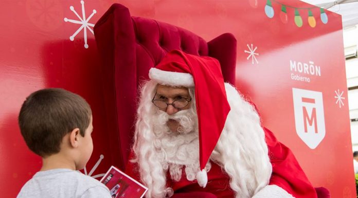 Más de 3.000 vecinos de Morón se sacaron una foto con Papá Noel