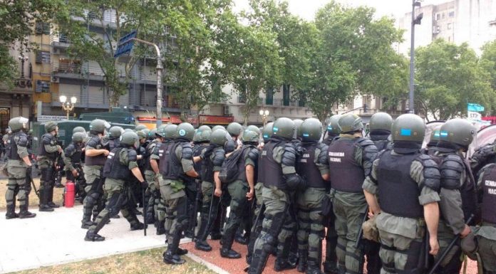 Indicentes frente al Congreso, a minutos del inicio del debate por las jubilaciones