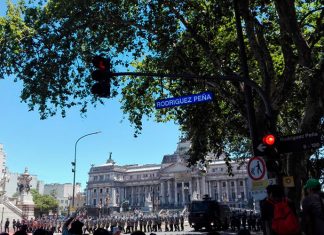 Sigue el caos frente al Congreso, el enfrentamiento es cuerpo a cuerpo