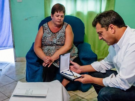 Massa conmemoró el 2 de abril junto a la familia del soldado Horisberger