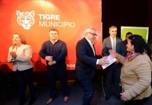 Julio Zamora entregó nuevas escrituras a 83 familias de Tigre