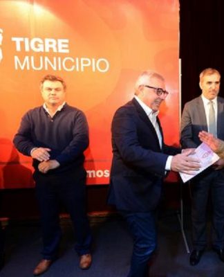 Julio Zamora entregó nuevas escrituras a 83 familias de Tigre