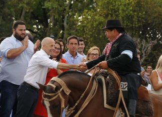 Espectacular desfile tradicionalista en honor a la firma del Tratado del Pilar