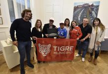 Julio Zamora distinguió al vecino Sergio Salto por el subcampeonato en el Mundial de Futsal Down