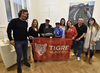 Julio Zamora distinguió al vecino Sergio Salto por el subcampeonato en el Mundial de Futsal Down