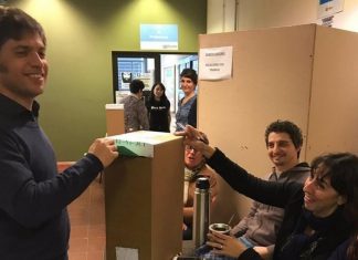 Kicillof expresó su optimismo por el resultado electoral en medio de selfies con los votantes