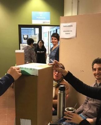 Kicillof expresó su optimismo por el resultado electoral en medio de selfies con los votantes