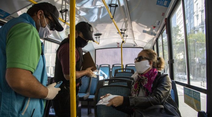 Desde el lunes en todo el transporte público del país será obligatorio el uso de tapaboca