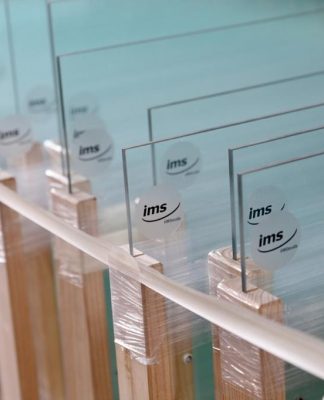 Tigre: IMS donó mamparas protectoras a comercios y concejalas recorrieron la planta