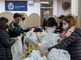 San Isidro: Bolsones de alimentos entregados en la escuela Malvinas Argentinas