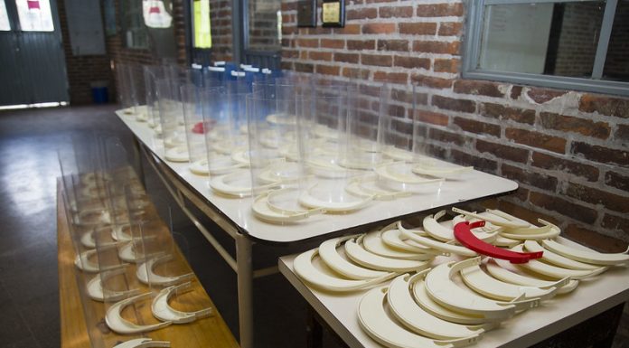 San Isidro: personal de salud recibe máscaras fabricadas y donadas por docentes