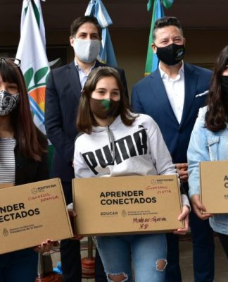 Merlo: alumnos recibieron sus netbooks