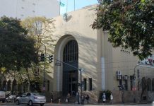 Vicente López: por el Día de la Dislexia, iluminaron un edificio de azul turquesa