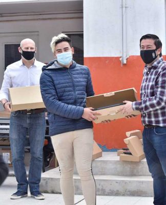 Malvinas Argentinas: Nardini entregó una nueva tanda de netbooks a estudiantes