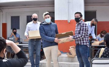 Malvinas Argentinas: Nardini entregó una nueva tanda de netbooks a estudiantes