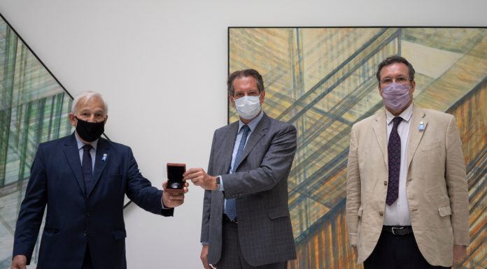 El Ministerio de Cultura y El BCRA entregan la moneda conmemorativa a un descendiente de Manuel Belgrano