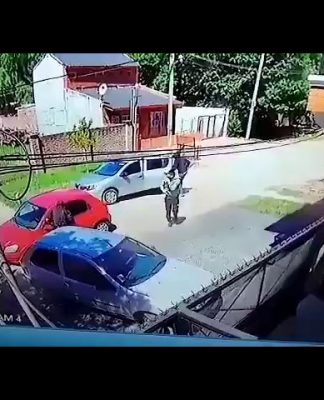Moreno: ladrones disfrazados de policías entraron a una casa para robar y fueron registrados por la cámara de seguridad
