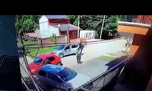 Moreno: ladrones disfrazados de policías entraron a una casa para robar y fueron registrados por la cámara de seguridad