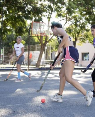 San Isidro: las chicas volvieron a practicar hockey en los campos de deportes