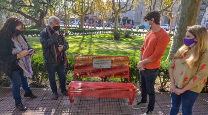 San Fernando: se instaló un Banco Rojo en la Plaza Mitre para concientizar sobre la violencia de género