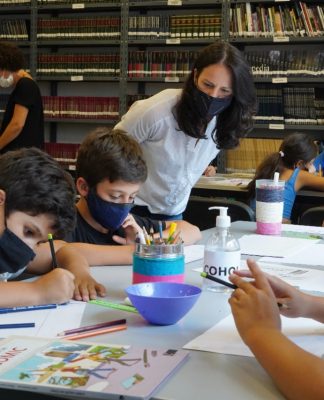 Soledad Martínez visitó un taller de historietas para niños en la Biblioteca Municipal
