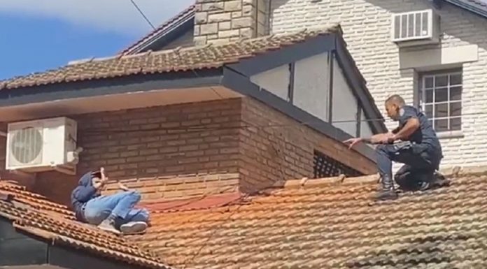 San Isidro: Volvió de una fiesta, se quedó dormido en el techo de la casa de un amigo y lo despertó la Policía