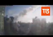 El estremecedor momento del impacto de un misil ruso en un edificio residencial en Kiev