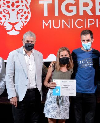 Julio Zamora y Jorge Ferraresi entregaron créditos Casa Propia a familias de Tigre