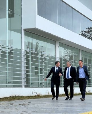 Alberto Fernández y Achával en la obra del Hospital Central de Pilar