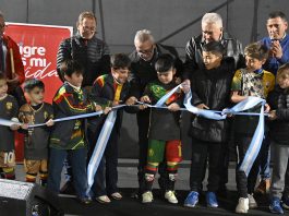 Julio Zamora inauguró una cancha de baby fútbol en el Club Social y de Fomento Villa Carupá