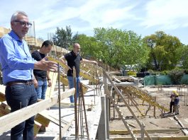 Julio Zamora monitoreó los avances en la construcción del nuevo microestadio en el Polideportivo Güemes de Benavídez