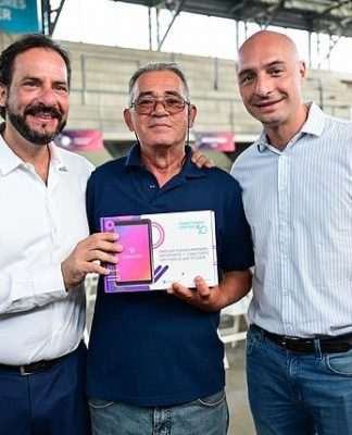 Ariel Sujarchuk y Beto Ramil entregaron 3000 tablets del programa Conectando Con Vos