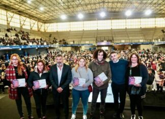 Pilar: Achával acompañó a más de 5 mil jóvenes que recibieron una tablet