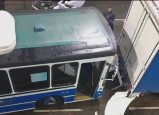 Violento choque entre un camión, un auto y un colectivo en el túnel de Boulogne