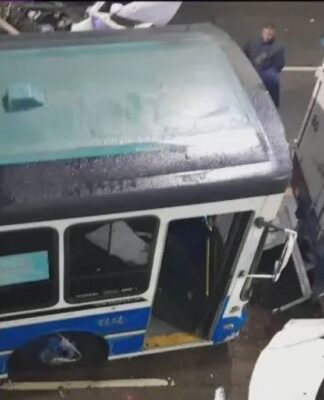 Violento choque entre un camión, un auto y un colectivo en el túnel de Boulogne