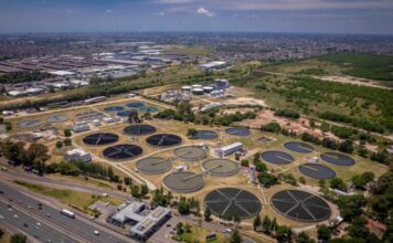 AySA y FAUBA pusieron en marcha la primera planta de tratamiento del líquido cloacal con microalgas