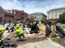 Desalojo pacífico del acampe de la comunidad QOM en Plaza de Mayo