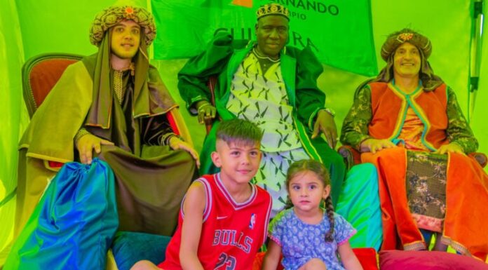 Los Reyes Magos llegaron a San Fernando y se sacan fotos con las familias en las plazas