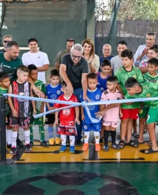 Julio Zamora presentó la renovación de la cancha de fútbol de la Sociedad de Fomento Los Tábanos