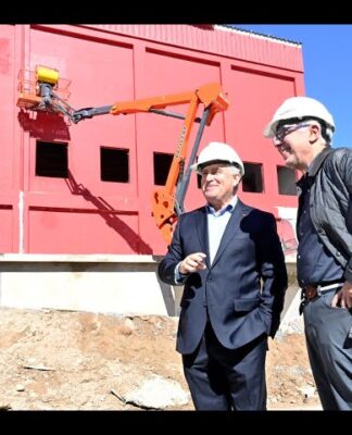 En El Talar, Julio Zamora recorrió la obra de la nueva planta de la empresa Fischer