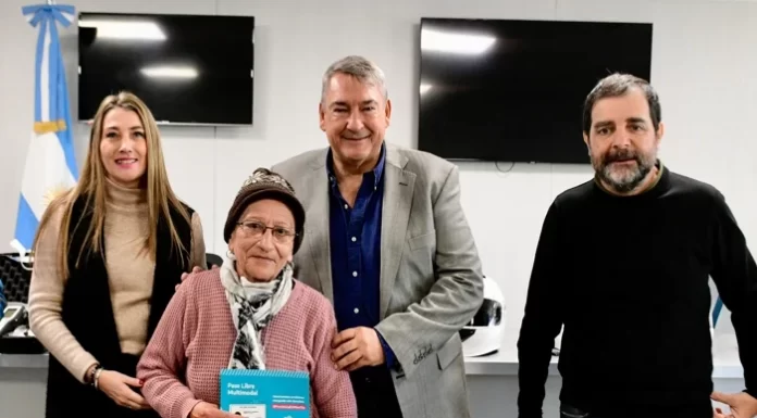 D’Onofrio y Moreira entregaron cascos y Pases Libres en San Martín