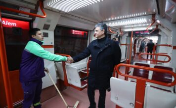 La Ciudad muestra cómo se limpian todas las noches los subtes y cuántos operarios trabajan
