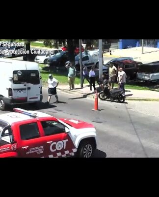 Tigre: las cámaras del COT registraron el choque entre un auto y una moto