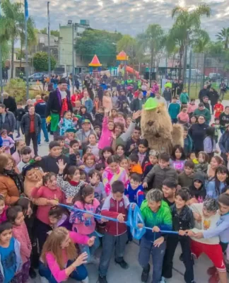 Juan Andreotti inauguró la renovación de la plaza de los barrios Villa Hall y Don Mariano